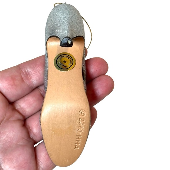 METROPOLITAN MUSEUM OF ART SILVER BANDED SLINGBACK SHOE ORNAMENT 2010 - Picture 7 of 8